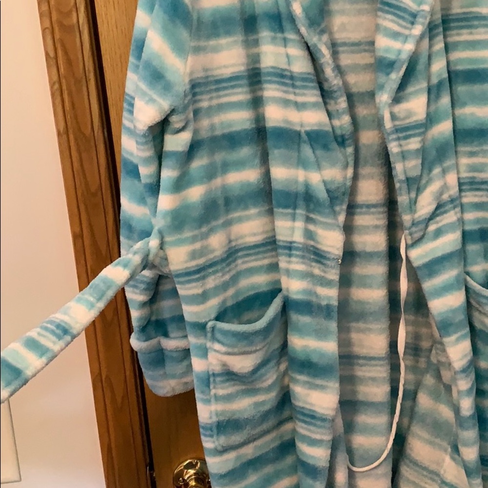 Women’s Robe - Picture 3 of 8